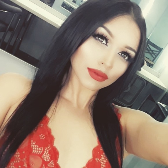 Meet your Posher, Angie - Picture 1 of 1